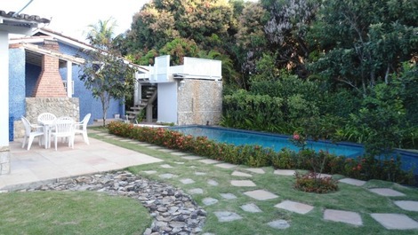 Casa 3 quartos, 7 pessoas, 1km da praia de Cabrália, Bahia.