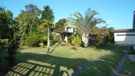 Casa 3 quartos, 7 pessoas, 1km da praia de Cabrália, Bahia.