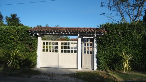 Casa 3 quartos, 7 pessoas, 1km da praia de Cabrália, Bahia.