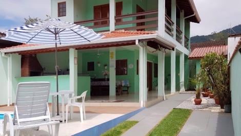 Bela e Confortável Casa com Piscina e Churrasqueira