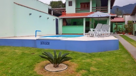 Bela e Confortável Casa com Piscina e Churrasqueira