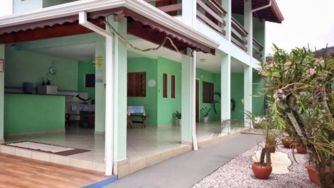 Bela e Confortável Casa com Piscina e Churrasqueira