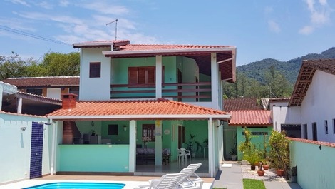 Bela e Confortável Casa com Piscina e Churrasqueira