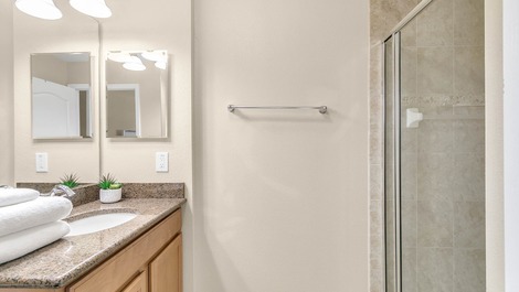 House in gated community, comfortable and complete