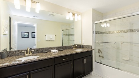 Luxury Condominium House - Great Location Close to the Parks