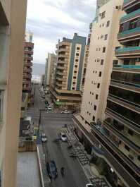 LINDO APTO DE 3 DORMITÓRIOS,SENDO UMA SUÍTE. PERTO DO SHOOPING RUSSI.