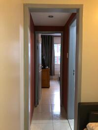 Corredor entre a pequena sala e o quarto