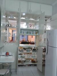 Armário da cozinha com copos e pratos