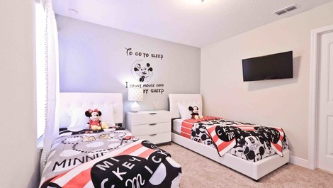 Spacious Home That Accommodates Up to 14 Guests in Orlando