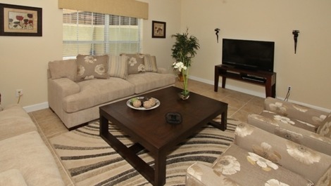 Hermosa casa ubicada en un complejo de condominios en Kissimmee