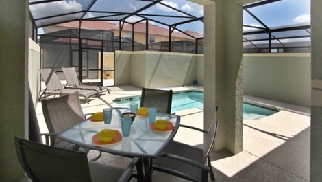 Hermosa casa ubicada en un complejo de condominios en Kissimmee