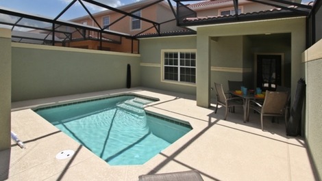 Hermosa casa ubicada en un complejo de condominios en Kissimmee