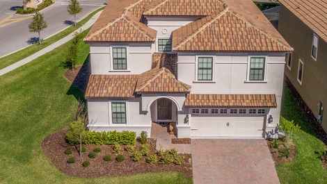 Spacious Home Sleeps Up To 22 Guests in Orlando