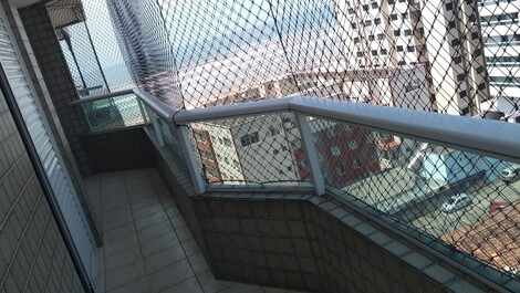 Sacada com vista lateral para o mar (tem rede na sacada)