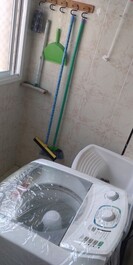 Máquina de lavar roupa na área de serviço