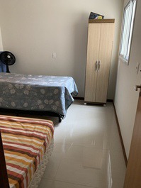 Quarto com camas de solteiro box