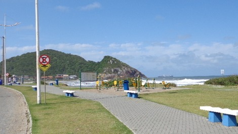 Ótima kitinete completa com vista para o mar, garagem, na Prainha