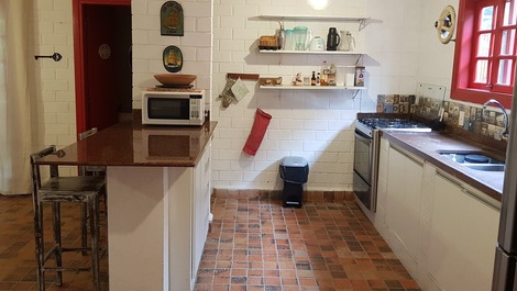 Cozinha americana completa casa vermelha 