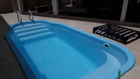 Piscina e área.gourmet com churrasqueira e cozinha completa.