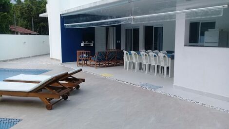 Aluga uma bela casa com piscina 