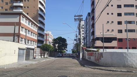 2 quadras da Praia, é da pra ver o mar.