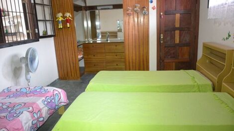 House 04 rooms, located 80 meters from the sea