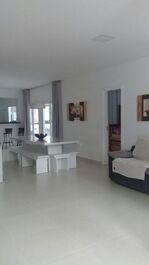 Aluga uma bela casa com piscina