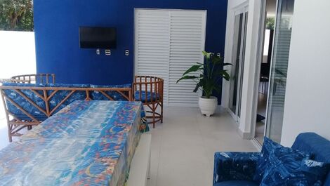 Aluga uma bela casa com piscina