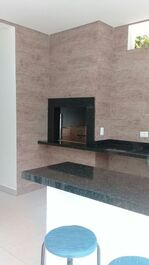 Aluga uma bela casa com piscina