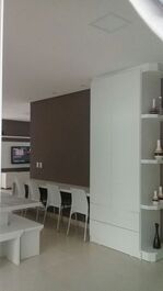 Aluga uma bela casa com piscina