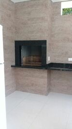 Aluga uma bela casa com piscina