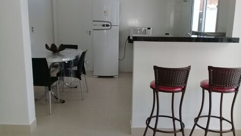 Aluga uma bela casa com piscina