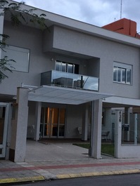 Fachada do imóvel onde se localiza o apartamento