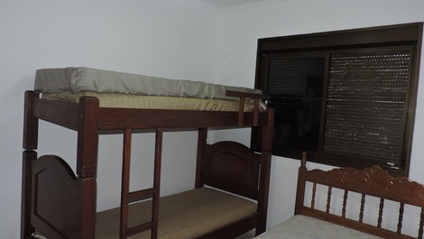 Quarto suite com beliche e cama de casal
