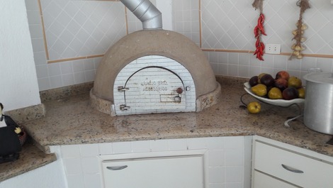 Forno de pizza ao lado da churrasqueira