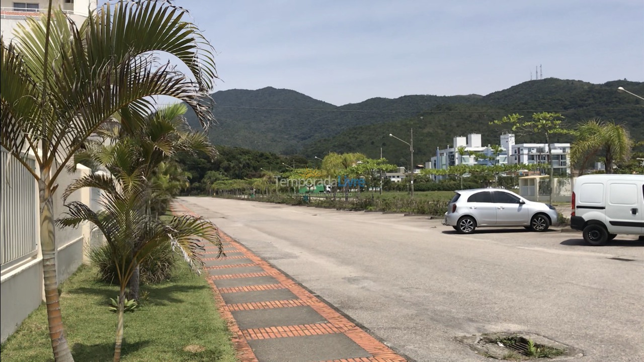 Apartamento para aluguel de temporada em Governador Celso Ramos (Praia de Palmas)