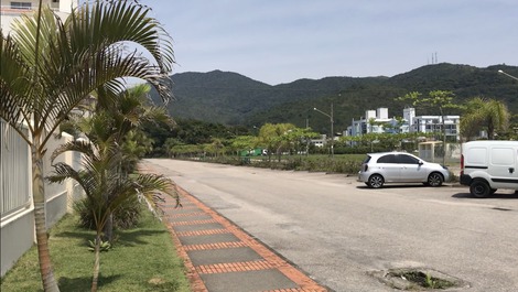 FRENTE DO PRÉDIO VISTA DO ESTACIONAMENTO PUBLICO