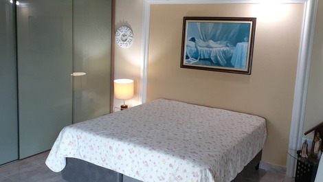 Ótima casa com piscina área gourmet e 4 dormitórios