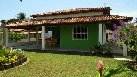 Aluga-se casa c/ piscina para temporada em condomínio a 400m da praia