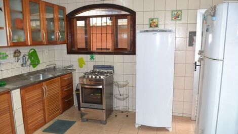 House 04 rooms, located 80 meters from the sea