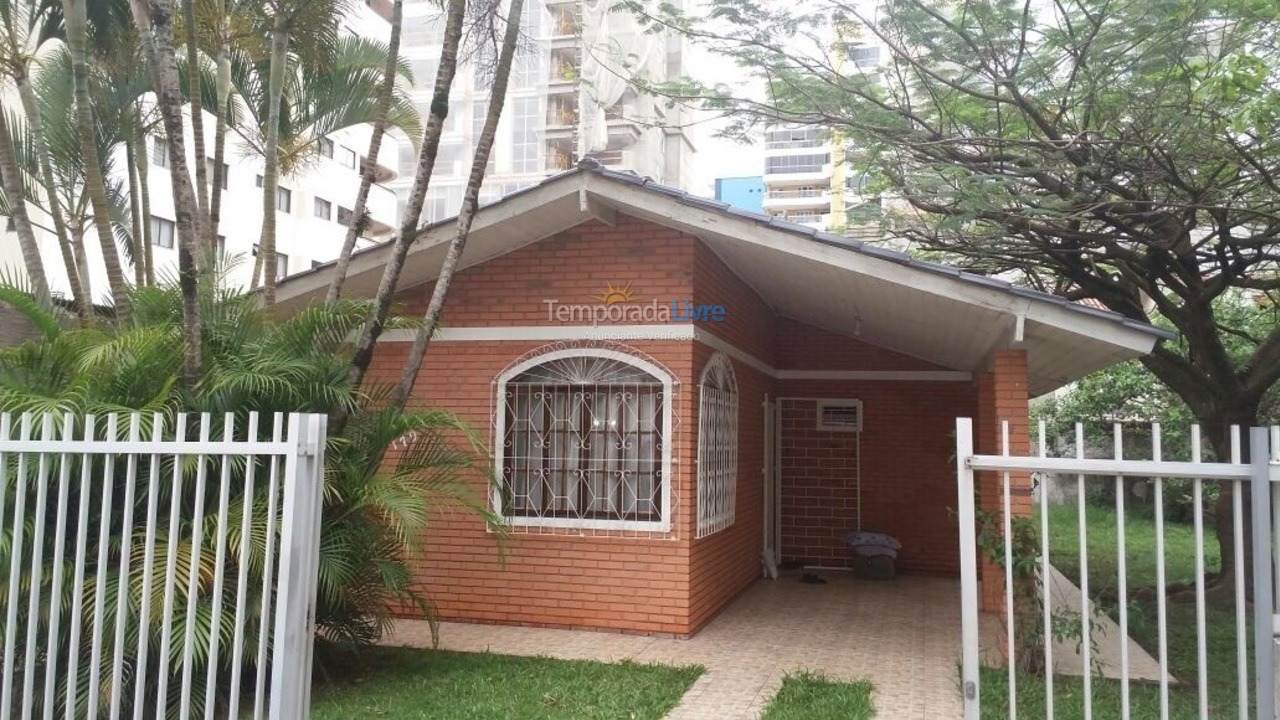 Casa para aluguel de temporada em Itapema (Meia Praia)