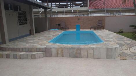 Piscina com cadeiras de fibra.