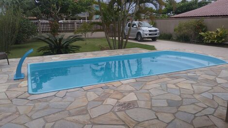 Piscina com jardim.