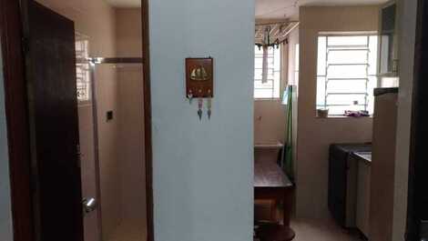 Entrada da cozinha e banheiro.