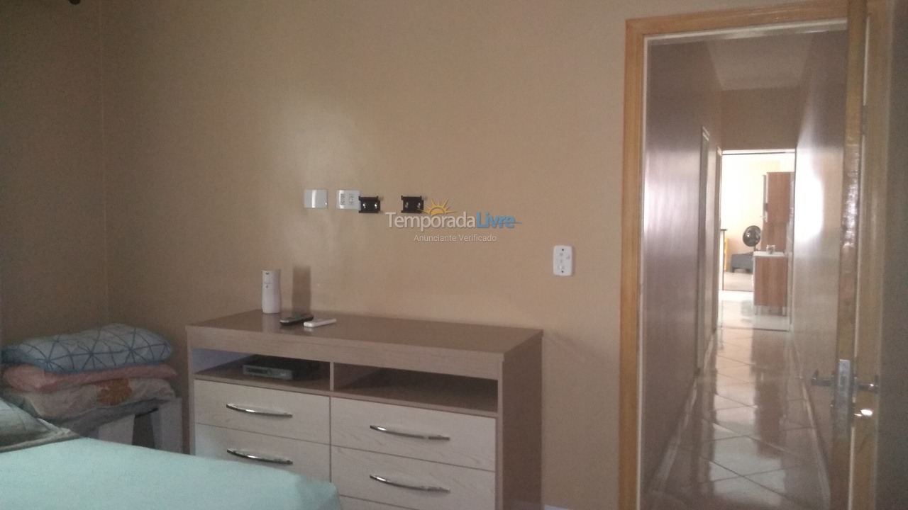 Casa para aluguel de temporada em Praia Grande (Praia do Caiçara)