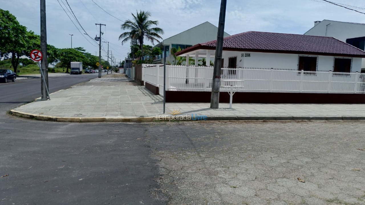 Casa para alquiler de vacaciones em Pontal do Paraná (Praia de Leste)