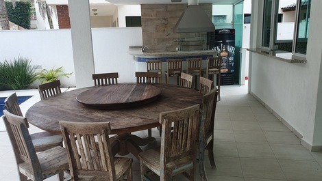 Varanda com mesa de almoço 