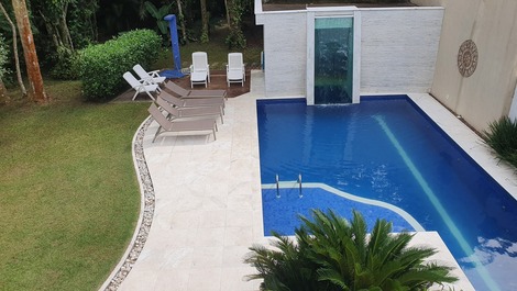 Vista da varanda piscina e área verde