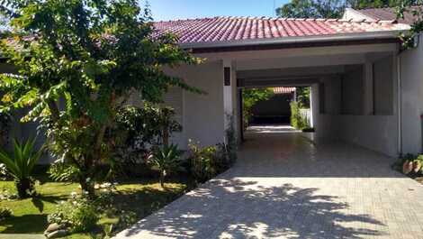 Itapoá / SC - Casa Edícula - one block from the sea, capacity 11 people