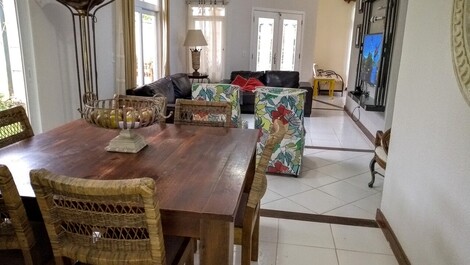 Casa piscina ar cond 80 M da praia 5 banheiros condomínio Pedra Verde